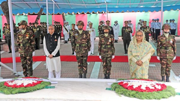 টুঙ্গিপাড়ায় বঙ্গবন্ধুর সমাধিতে রাষ্ট্রপতি-প্রধানমন্ত্রীর শ্রদ্ধা