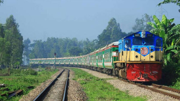 ট্রেনের ভাড়া আপাতত বাড়ছে না