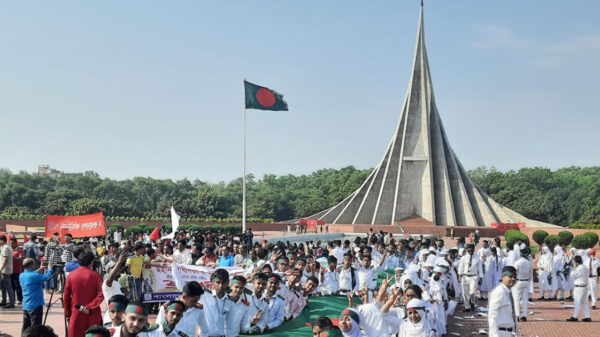 শহীদদের প্রতি শ্রদ্ধা জানাতে স্মৃতিসৌধে মানুষের ঢল