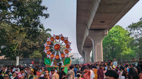 ঢাক-ঢোলে মেতেছে মঙ্গল শোভাযাত্রা