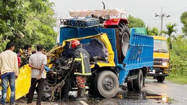 নাটোরে দুই ট্রাকের সংঘর্ষে নিহত ১