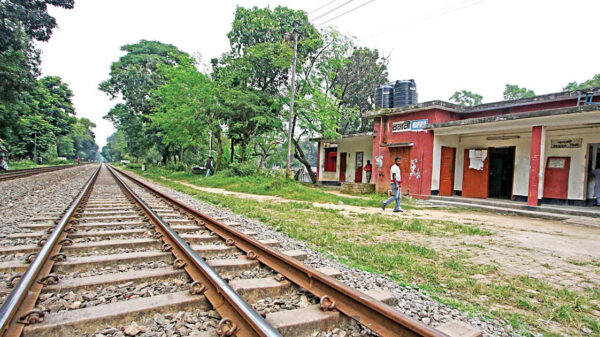 রাজধানীতে ট্রেন থেকে পড়ে কিশোরের মৃত্যু