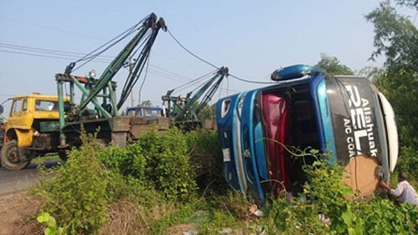 কুমিল্লার চৌদ্দগ্রামে বাস খাদে পড়ে নিহত ৫ আহত ১৫