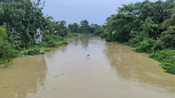 বিপৎসীমার ওপরে মুহুরী নদীর পানি