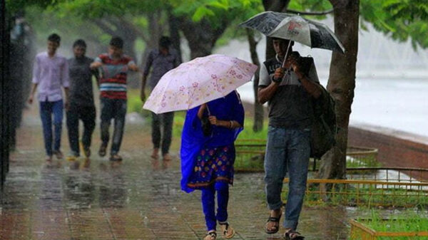 শুক্রবার সকাল ৯টা থেকে পরবর্তী ৭২ ঘণ্টার পূর্বাভাসে বলা হয়, মৌসুমী বায়ুর অক্ষ পাঞ্জাব, হরিয়ানা, উত্তর প্রদেশ, বিহার, পশ্চিমবঙ্গ ও বাংলাদেশের উত্তরাঞ্চল হয়ে আসাম পর্যন্ত বিস্তৃত রয়েছে। এর একটি বর্ধিতাংশ উত্তর