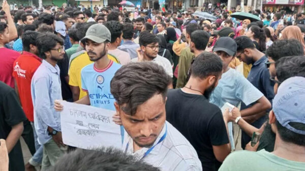 খুলনায় মহাসড়ক অবরোধ করেছে শিক্ষার্থীরা