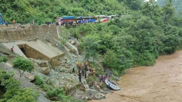 নেপালে ভূমিধসে নদীতে ছিটকে পড়ল দুই বাস, নিখোঁজ ৬৩