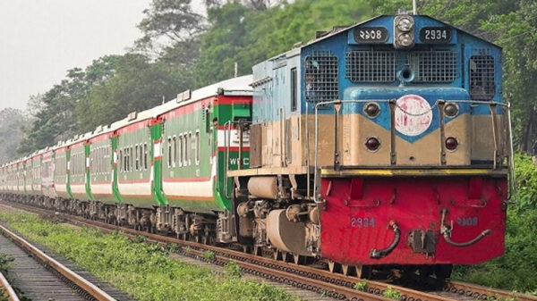 পরবর্তী নির্দেশ না দেয়া পর্যন্ত বন্ধই থাকছে ট্রেন চলাচল