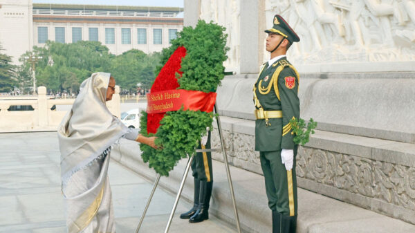 বেইজিংয়ের ঐতিহ্যবাহী তিয়েনআনমেন স্কয়ারে শ্রদ্ধা জ্ঞাপন করেছেন প্রধানমন্ত্রী শেখ হাসিনা। মঙ্গলবার (৯ জুলাই) তিনি এ শ্রদ্ধা জ্ঞাপন করেন।