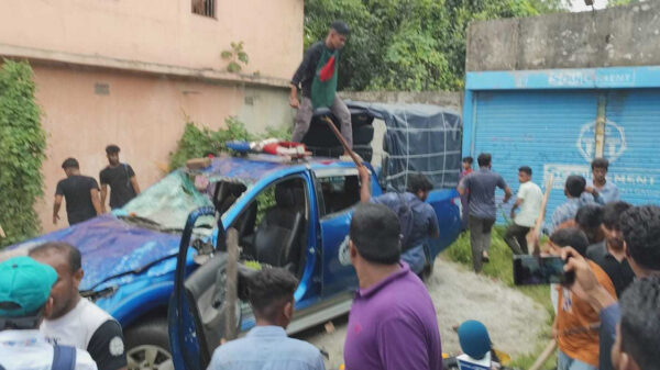 ঢাকা-চট্টগ্রাম মহাসড়ক অবরোধ, পুলিশের গাড়ি ভাঙচুর