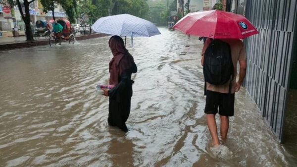 ভারী বৃষ্টিতে ঢাকায় ডুবল সড়ক-অলিগলি