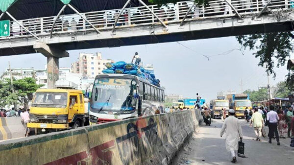 যাত্রাবাড়ীতে মহাসড়ক পুরোপুরি বন্ধ, ভোগান্তি চরমে