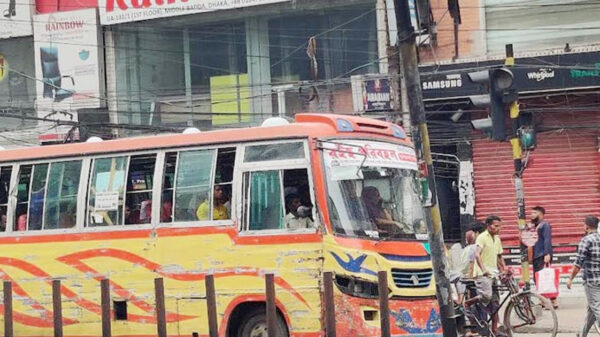 সকাল থেকেই ঢাকার রাস্তায় চলছে গণপরিবহন