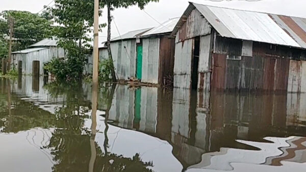 সুনামগঞ্জে বন্যার পানি কমলেও, কমেনি দুর্ভোগ