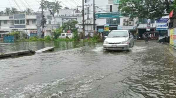 বাগেরহাট শহরের বেশিরভাগ এলাকা পানিতে তলিয়ে গেছে। শহরের প্রধান প্রধান সড়ক তলিয়ে যাওয়ার পাশাপাশি পানিবন্দি হয়ে পড়েছে অনেক এলাকা। জলাবদ্ধতায় চরম দুর্ভোগে পড়েছেন শহরবাসী। দ্রুত জলাবদ্ধতা নিরসনের দাবি জানিয়েছেন তারা।