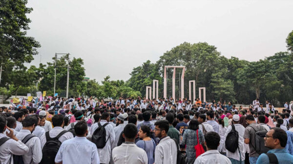 স্বাস্থ্য ব্যবস্থা সংস্কারের দাবিতে রাজপথে চিকিৎসকরা