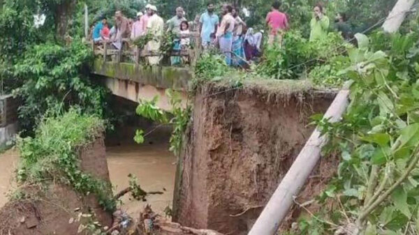 তীব্র স্রোতে সেতুতে ধস, আখাউড়া-কসবা সড়ক যোগাযোগ বন্ধ