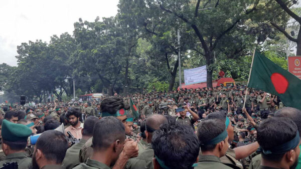 চাকরি জাতীয়করণের দাবিতে সচিবালয়ের সামনে আনসার সদস্যরা