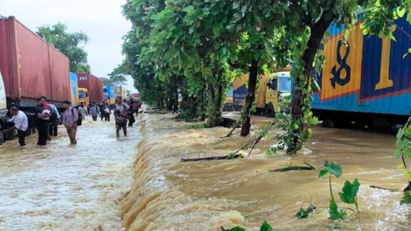 পানির নিচে ঢাকা-চট্টগ্রাম মহাসড়ক, ৪৫ কিমি যানজট