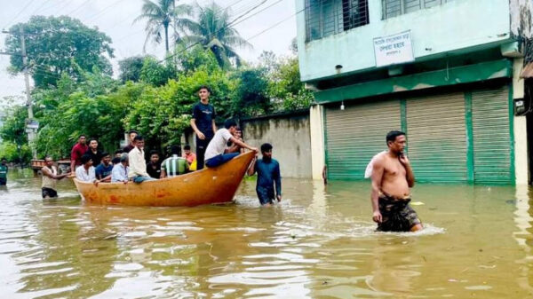 বন্যায় তীব্র কষ্টে মানুষ, বেড়ে চলেছে নৌকার ভাড়া