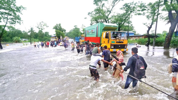 ভয়াবহ বন্যার পানিতে ভাসছে ১২ জেলা, নিহত ৮