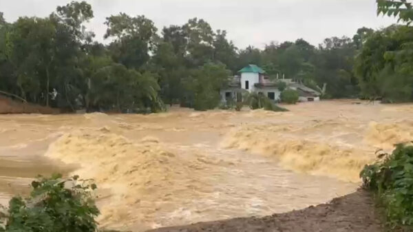 ভেঙে গেছে গোমতী প্রতিরক্ষা বাঁধ