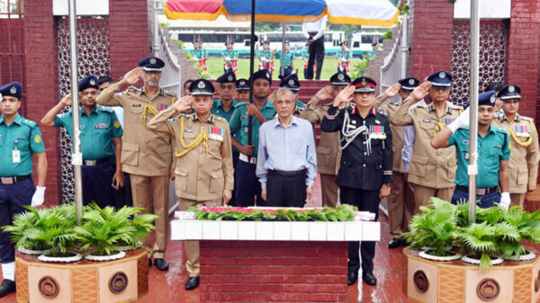 রাজারবাগ পুলিশ স্মৃতিসৌধে শ্রদ্ধা জানালেন স্বরাষ্ট্র উপদেষ্টা