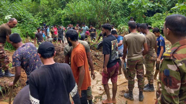 সাজেকে আটকে পড়া পর্যটকদের উদ্ধার করল সেনাবাহিনী