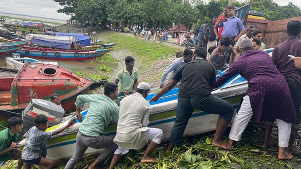 ১৭ স্পিডবোট নিয়ে ফেনীর বন্যাকবলিতদের উদ্ধারে চাঁদপুরের শিক্ষার্থীরা