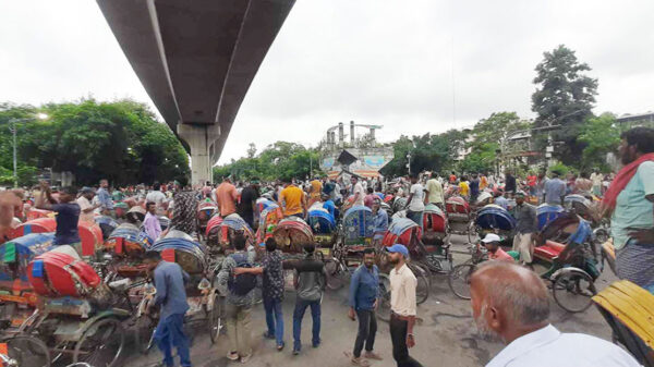 ৭২ ঘণ্টার আলটিমেটাম দিয়ে শাহবাগ ছাড়লেন রিকশাচালকরা