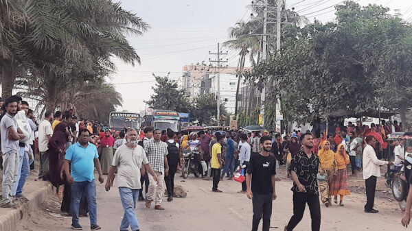 আশুলিয়ায় বহিরাগতদের সঙ্গে পোশাক শ্রমিকদের সংঘর্ষ, আহত ৩০