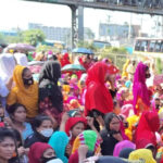 গাজীপুরে মহাসড়ক অবরোধ করে শ্রমিকদের বিক্ষোভ