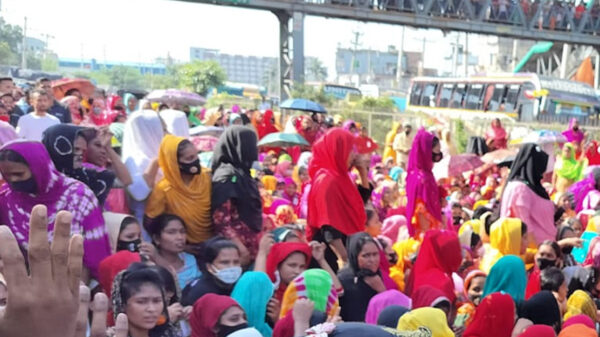 গাজীপুরে মহাসড়ক অবরোধ করে শ্রমিকদের বিক্ষোভ