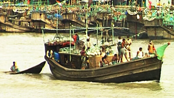 পটুয়াখালীর মহিপুরের আশাখালি মৎস্য অবতরণ কেন্দ্র ঘাট