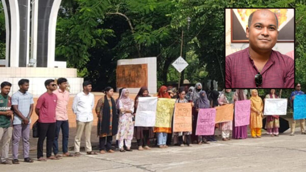 পর্দা করা নিয়ে হেনস্তা, নোবিপ্রবিতে শিক্ষকের বিরুদ্ধে মানববন্ধন