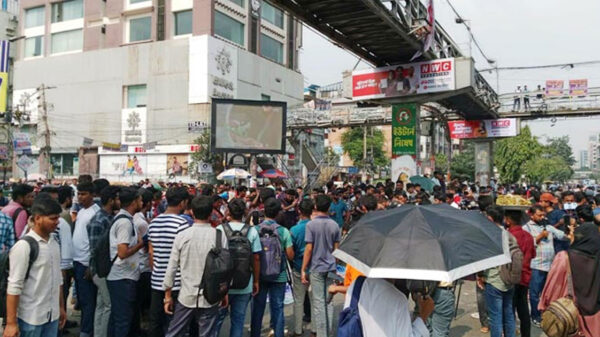 আজও শিক্ষার্থীদের সায়েন্সল্যাব মোড় অবরোধ, ভোগান্তি চরমে