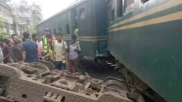 গোপীবাগে নারায়ণগঞ্জ কমিউটার ট্রেনের বগি লাইনচ্যুত