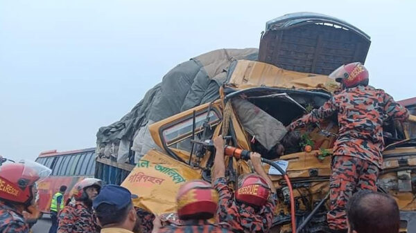 টাঙ্গাইলে ট্রাক-কাভার্ডভ্যান মুখোমুখি সংঘর্ষে নিহত ২