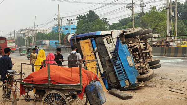 ঢাকা-চট্টগ্রাম মহাসড়কে যাত্রীবাহী বাস উল্টে ১৫ জন আহত