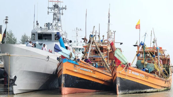 বঙ্গোপসাগরে ট্রলারসহ ৪৮ ভারতীয় জেলে আটক