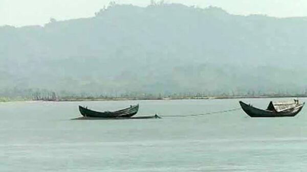 বাংলাদেশি মাছ ধরার ট্রলার লক্ষ্য করে মিয়ানমার থেকে গুলি, নিহত ১