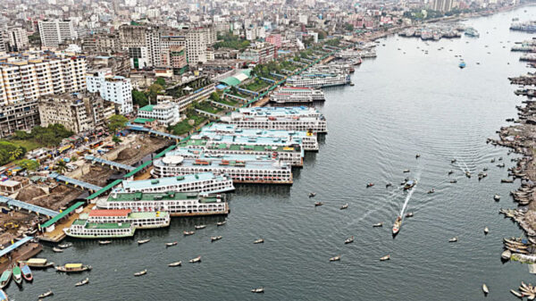 বৈরী আবহাওয়ায় উপকূলে নৌযান চলাচল বন্ধ