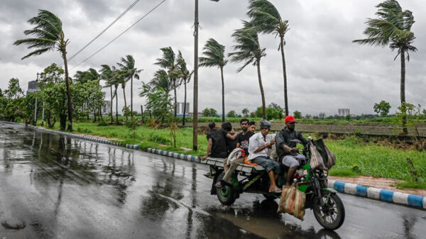 সন্ধ্যার মধ্যে ৮০ কিমি বেগে ঝড়, হুঁশিয়ারি সংকেত