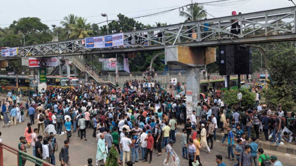 সায়েন্সল্যাব অবরোধ সাত কলেজ শিক্ষার্থীদের, তীব্র যানজট