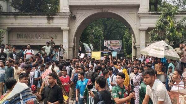 স্বতন্ত্র বিশ্ববিদ্যালয়ের দাবিতে সাত কলেজের শিক্ষার্থীদের বিক্ষোভ