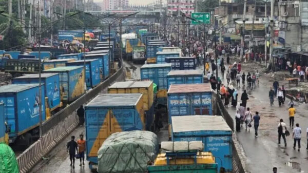 ৫২ ঘণ্টা অবরোধের পর মহাসড়ক ছাড়লেন শ্রমিকরা