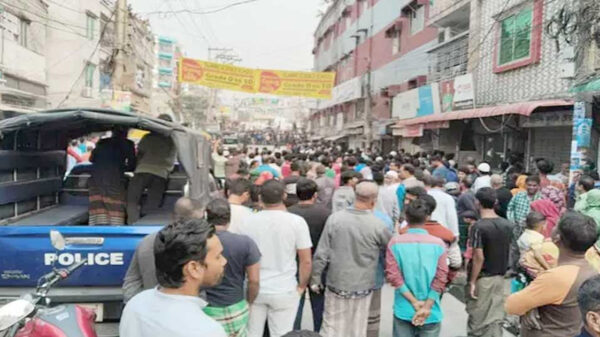 ডাকাতের হাতে জিম্মি রুপালি ব্যাংকের শাখা, ঘিরে রেখেছে র‍্যাব-পুলিশ