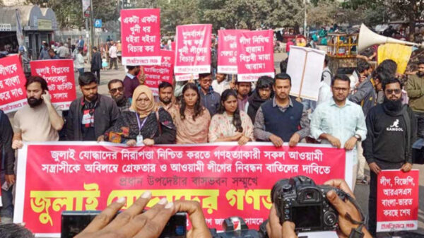 প্রধান উপদেষ্টার বাসভবনের সামনে ইনকিলাব মঞ্চের অবস্থান