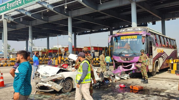 বাসের ধাক্কায় দুমড়েমুচড়ে গেল প্রাইভেটকার, নিহত ৫