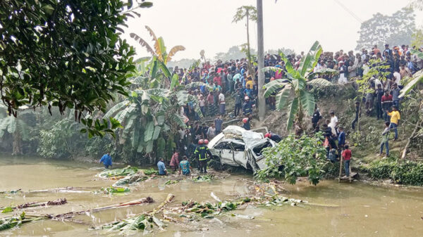 ফরিদপুরে মাইক্রোবাসে ট্রেনের ধাক্কা, নিহত ৫